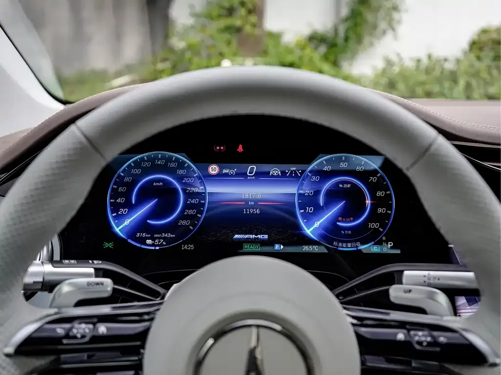 Mercedes-Benz EQS AMG — фото 5
