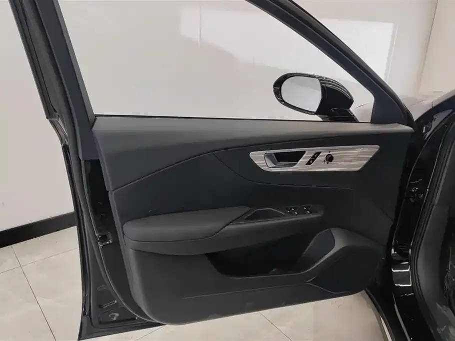 Hongqi E-QM5 — фото 3