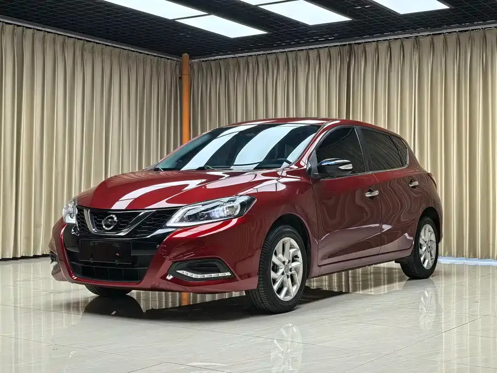 Nissan Tiida — фото 1