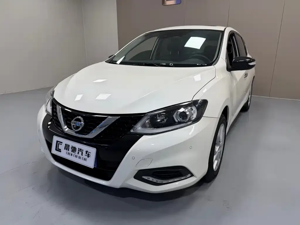 Nissan Tiida — фото 1