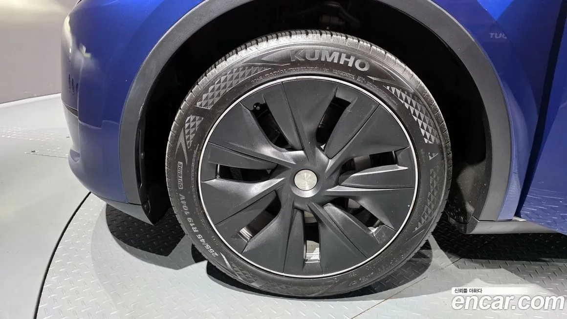 Tesla Model Y — фото 10