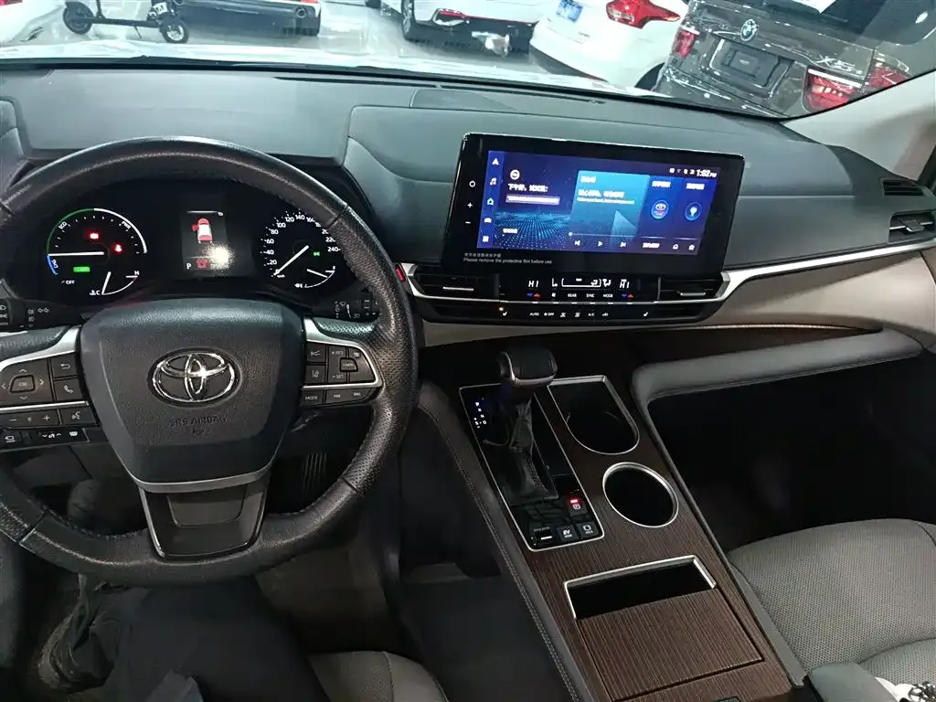Toyota Granvia — фото 3