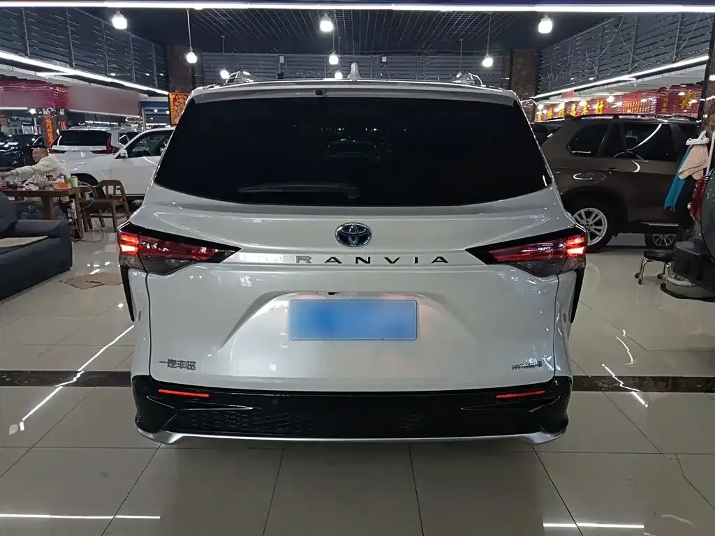 Toyota Granvia — фото 2