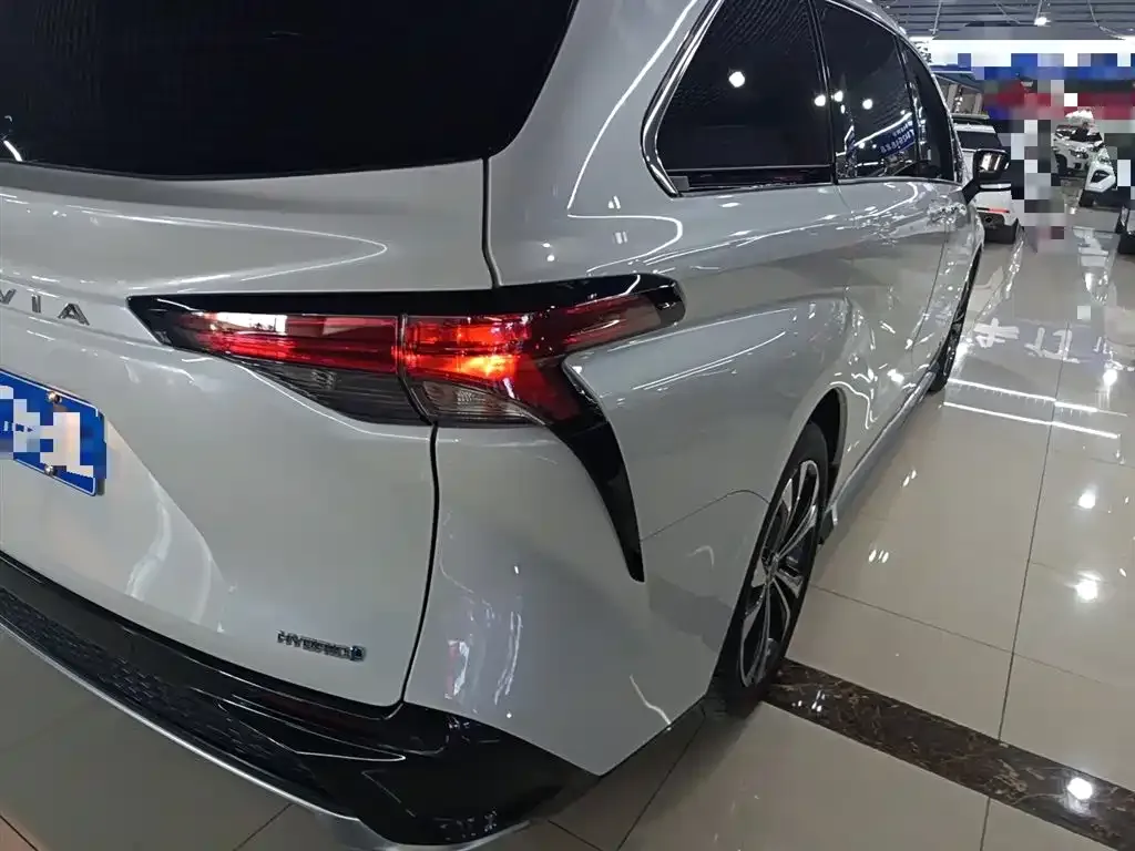 Toyota Granvia — фото 4