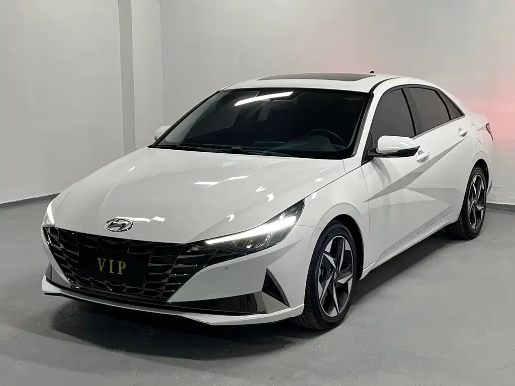 Hyundai Elantra — фото 1