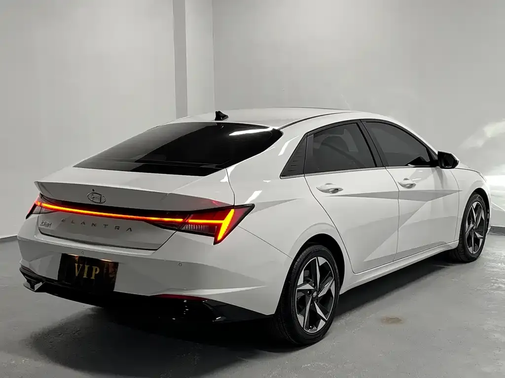 Hyundai Elantra — фото 3