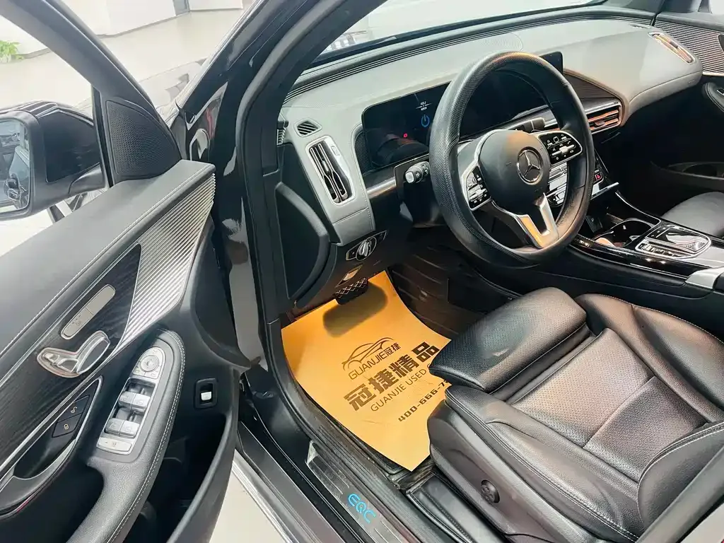 Mercedes-Benz EQC — фото 10