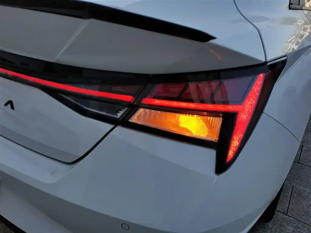 Hyundai Elantra — фото 2