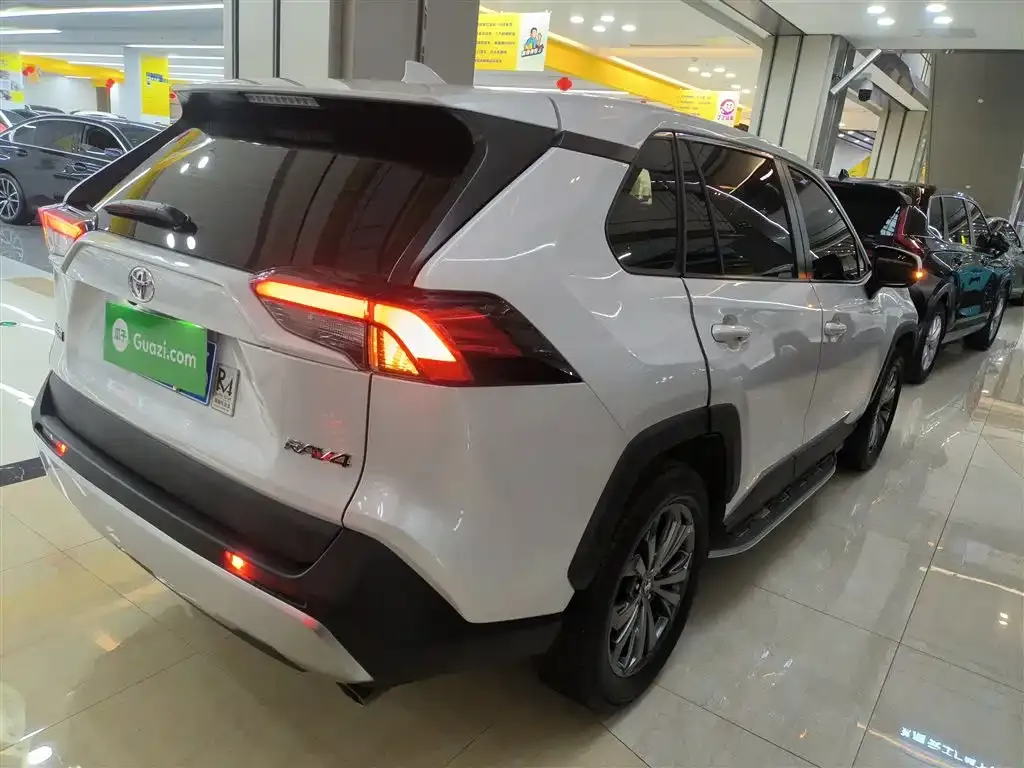 Toyota RAV4 — фото 3