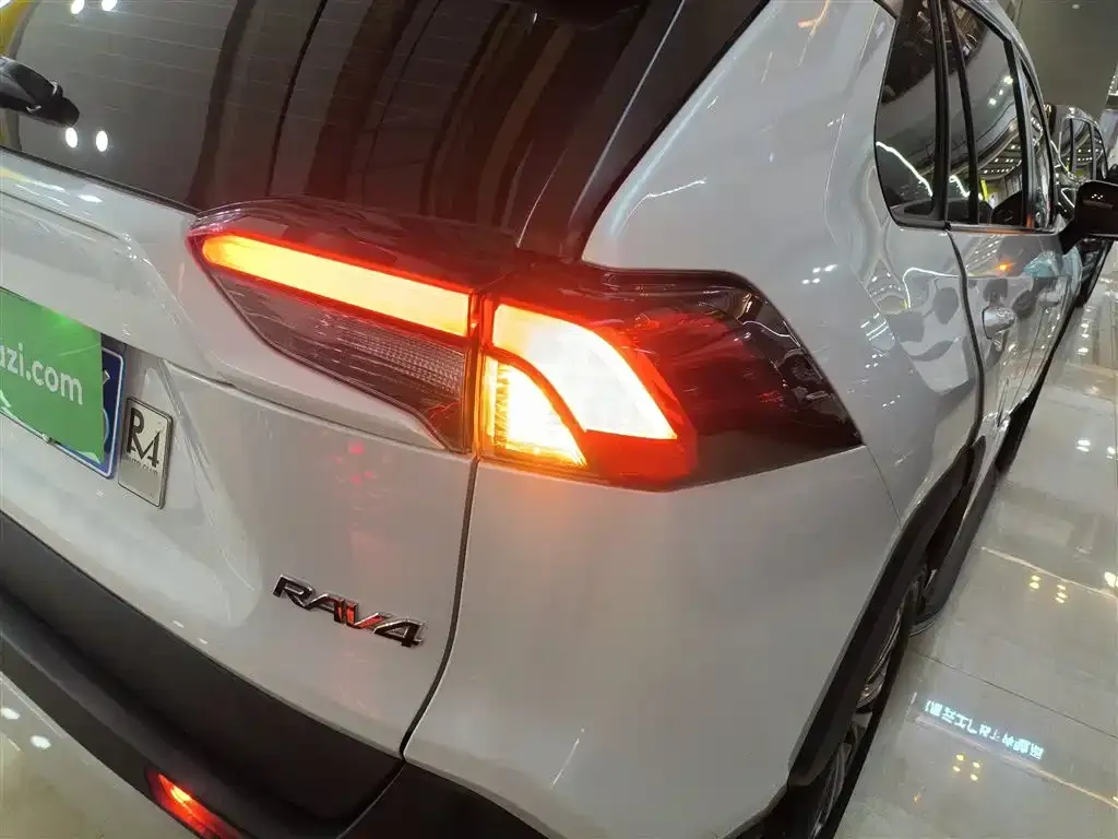 Toyota RAV4 — фото 7