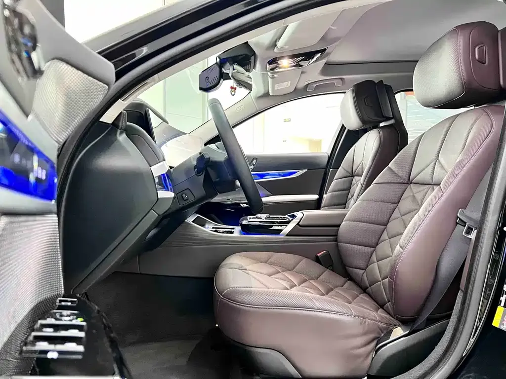 BMW i7 — фото 9