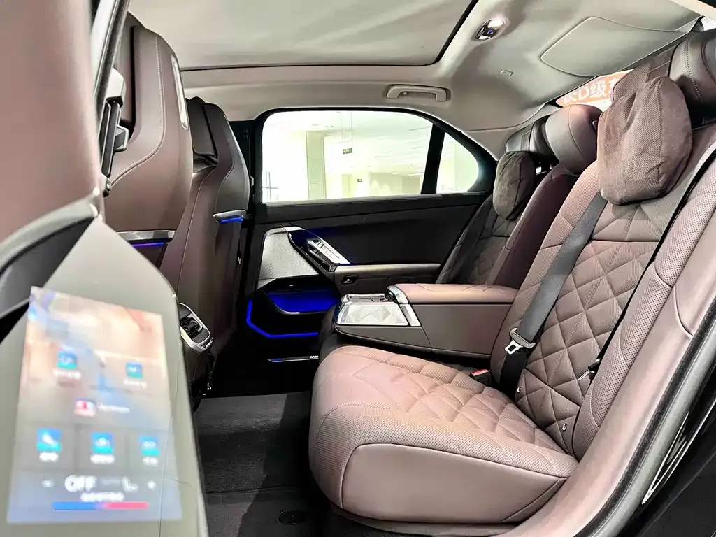 BMW i7 — фото 10