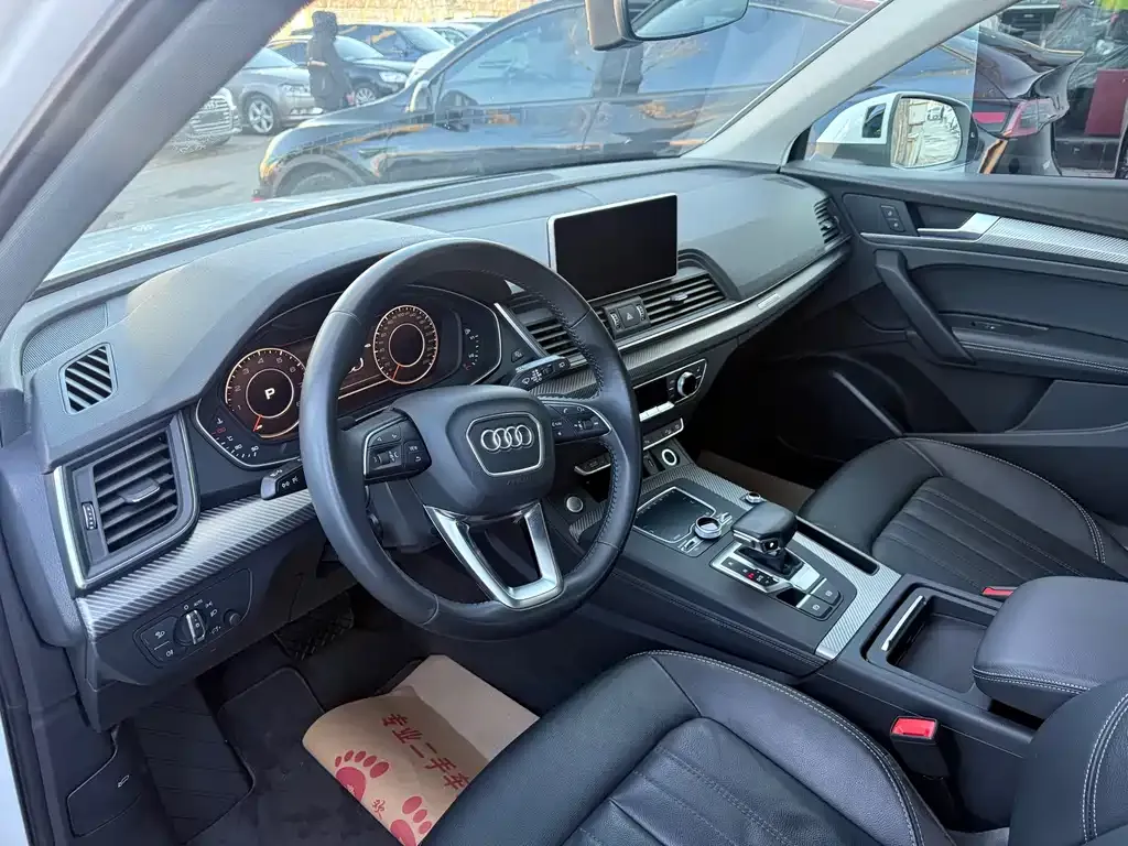 Audi Q5L — фото 10