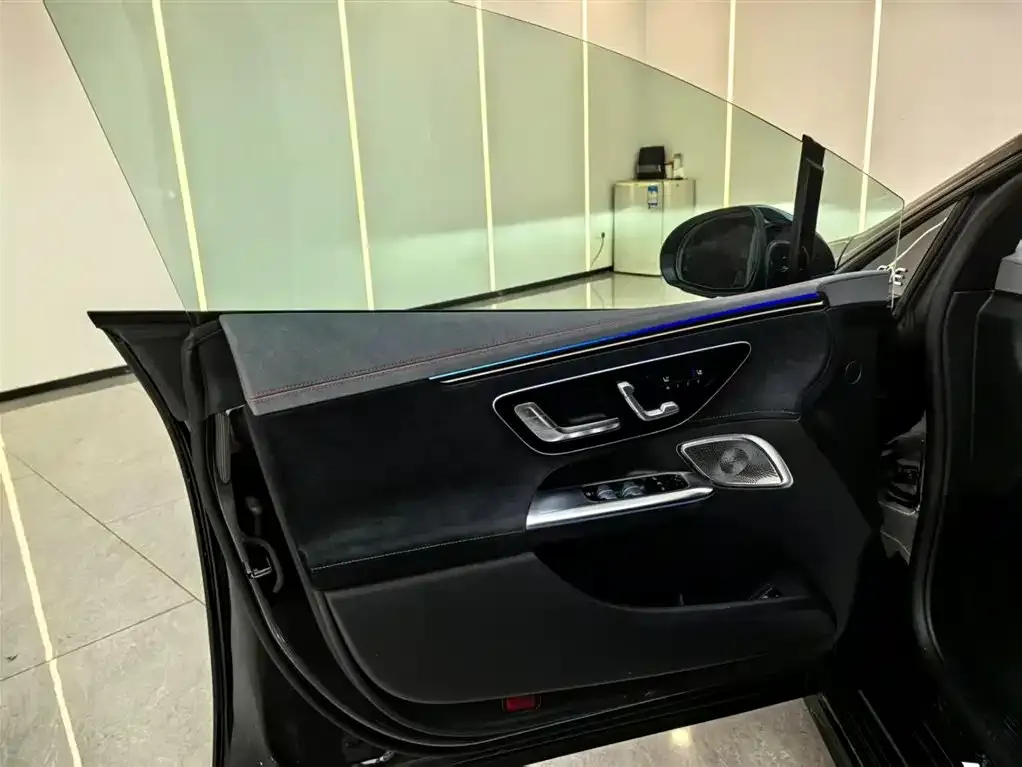 Mercedes-Benz EQE AMG — фото 10