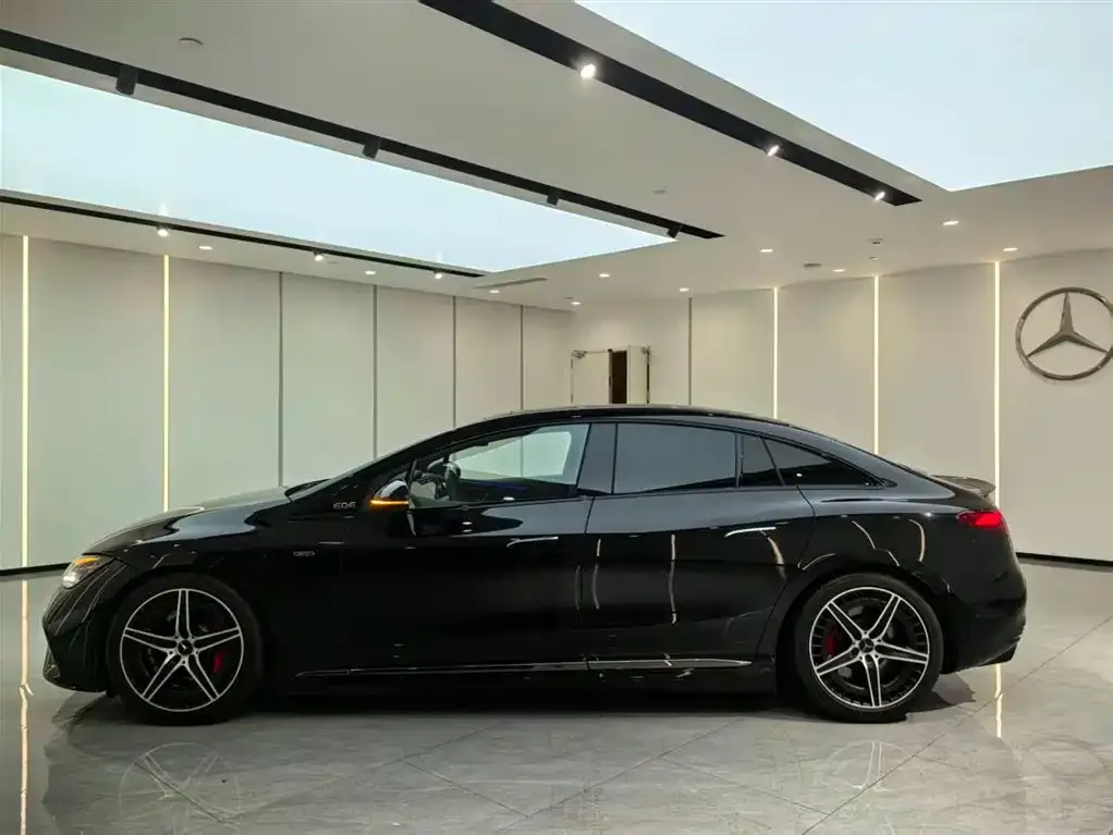 Mercedes-Benz EQE AMG — фото 3