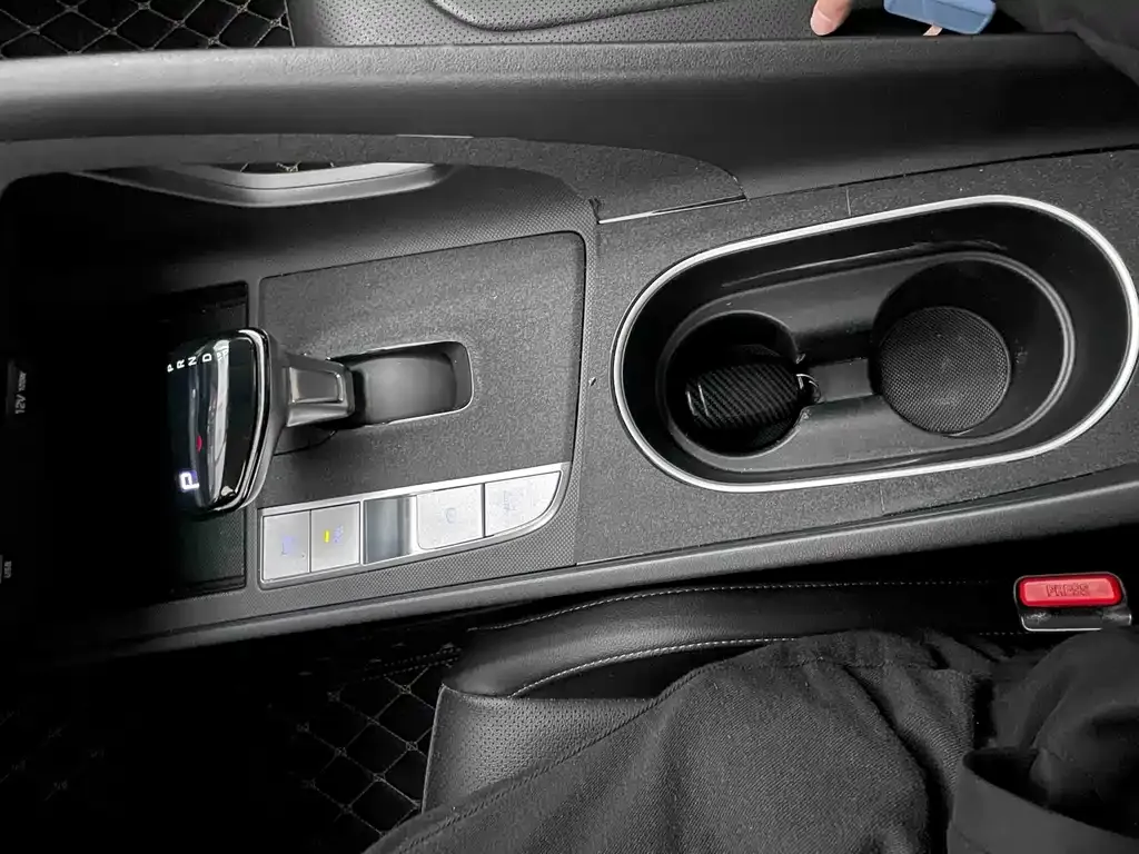 Hyundai Elantra — фото 10