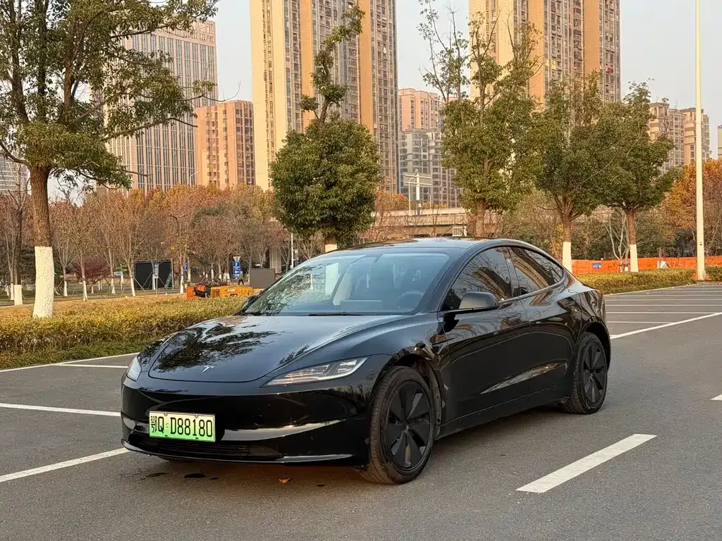 Tesla Model 3 — фото 1