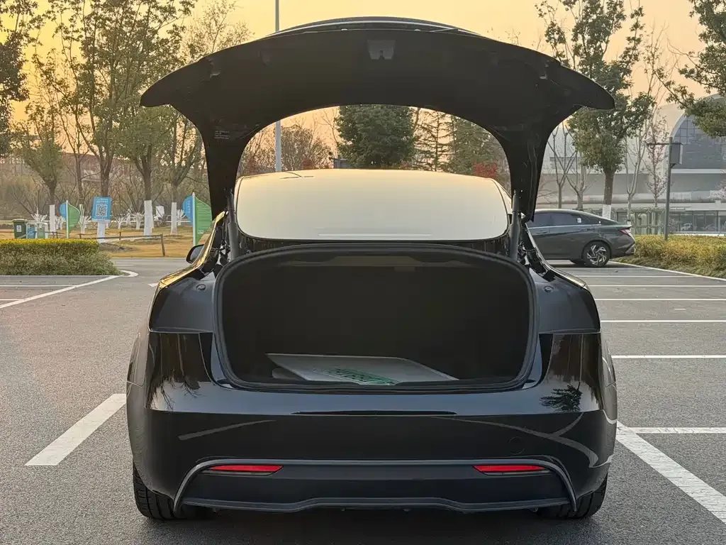 Tesla Model 3 — фото 7