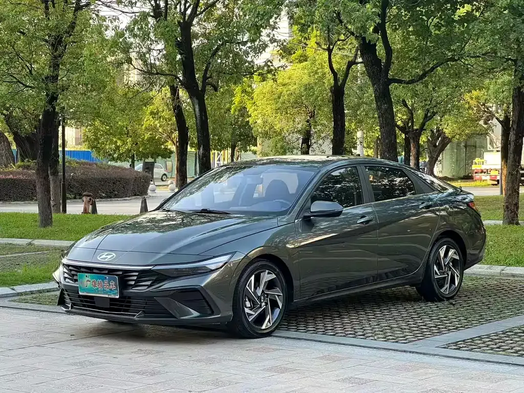 Hyundai Elantra — фото 1