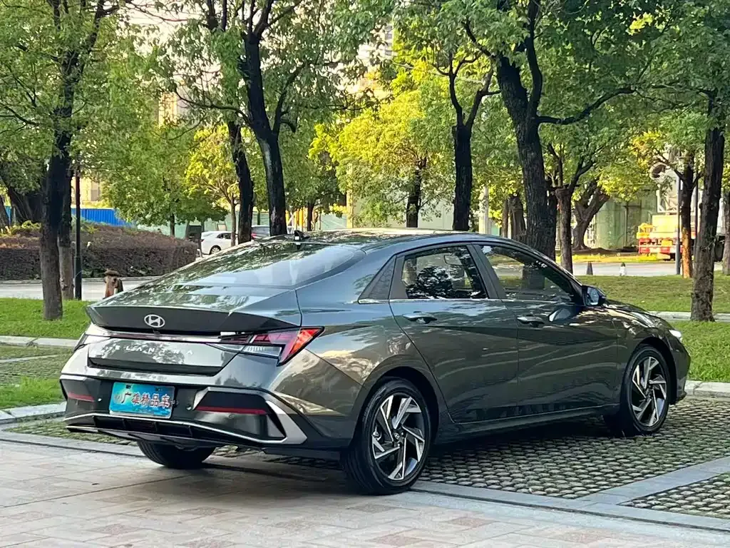 Hyundai Elantra — фото 2