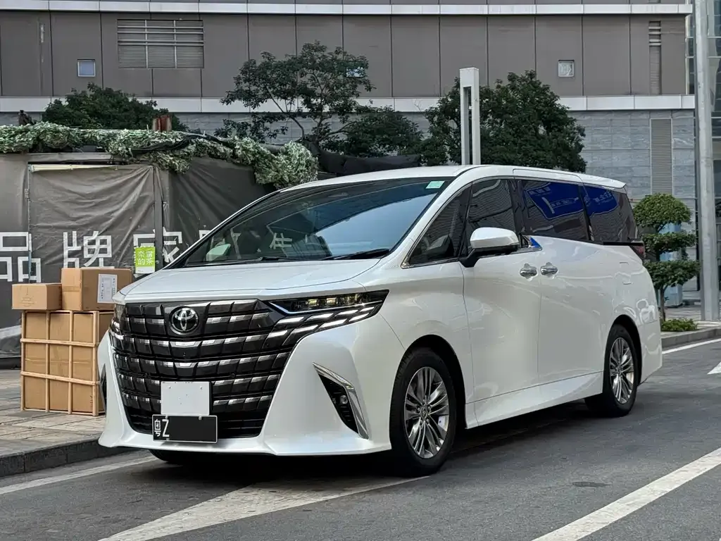 Toyota Alphard — фото 1
