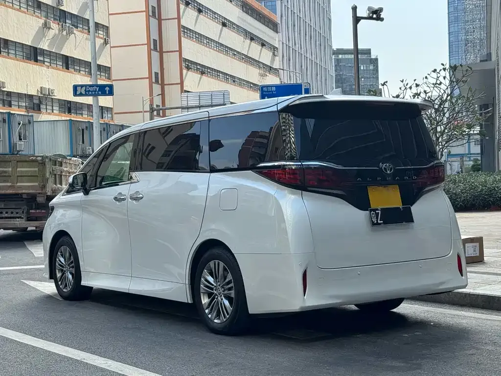 Toyota Alphard — фото 10