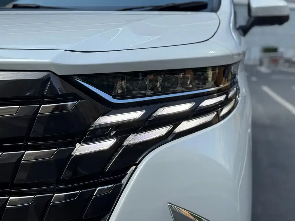 Toyota Alphard — фото 2