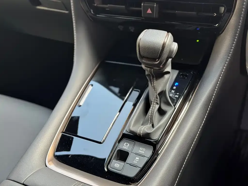 Toyota Alphard — фото 9
