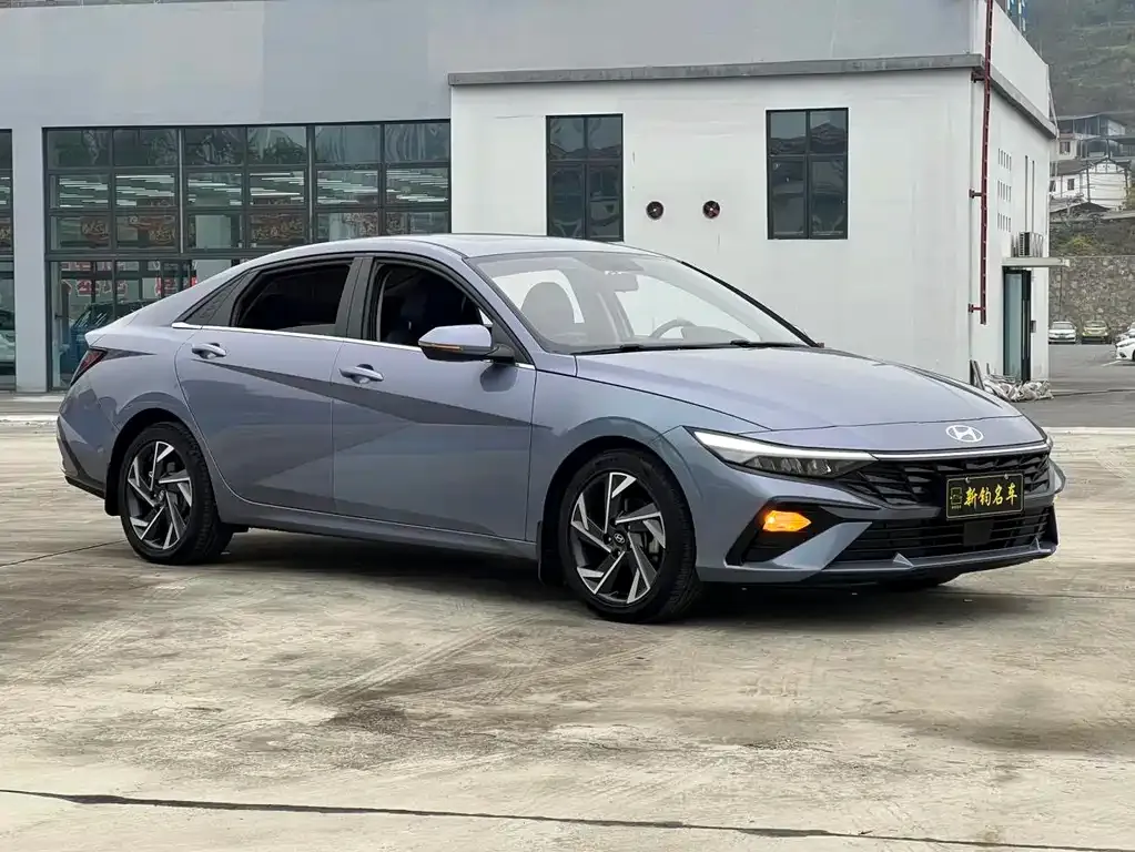 Hyundai Elantra — фото 1