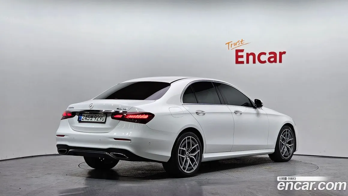 Mercedes-Benz E-Class — фото 2