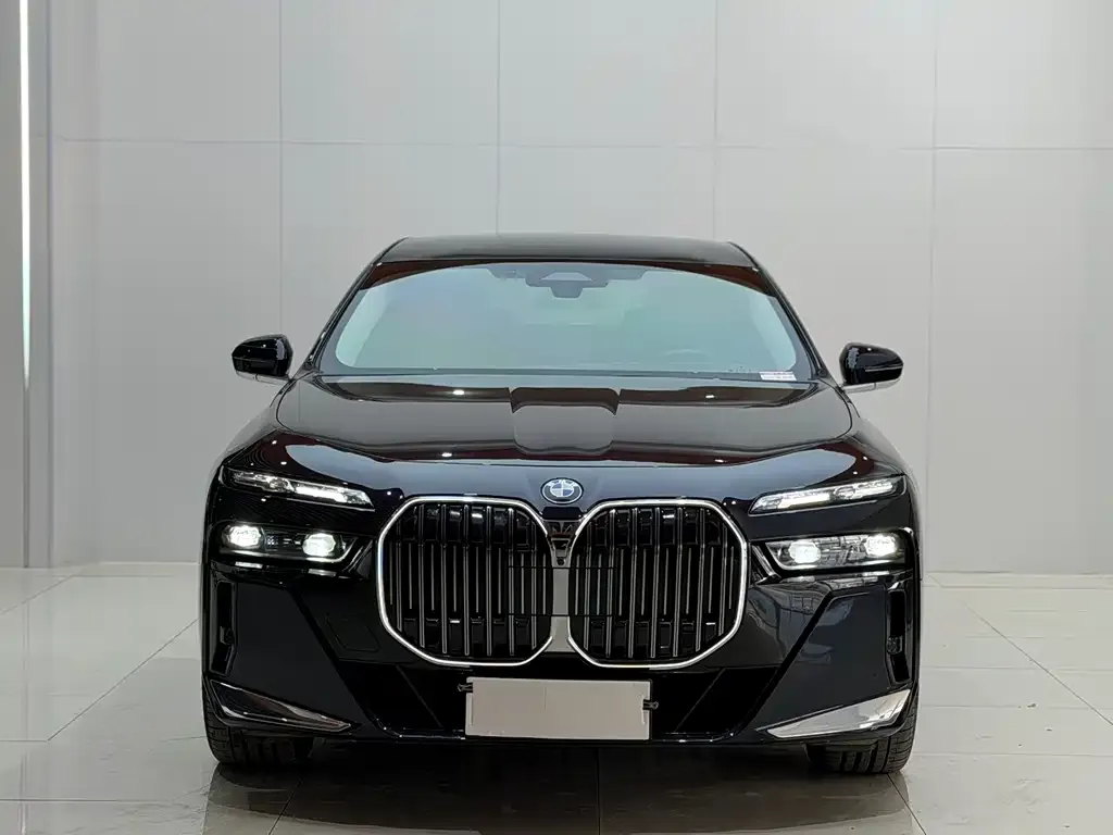 BMW 7 Series — фото 1
