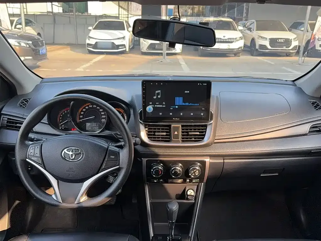 Toyota Yaris L — фото 10