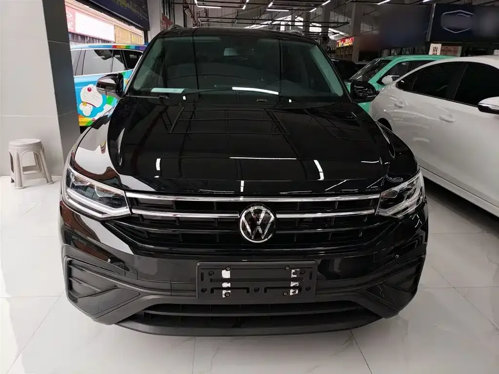 Volkswagen Tiguan L — фото 1