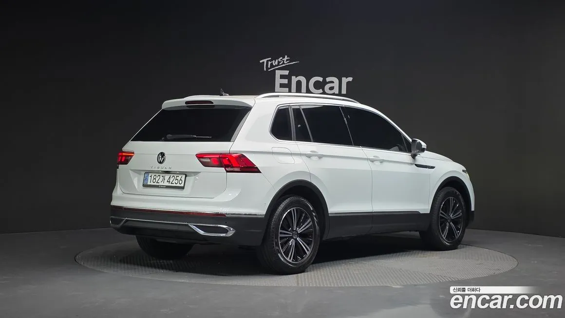 Volkswagen Tiguan — фото 10