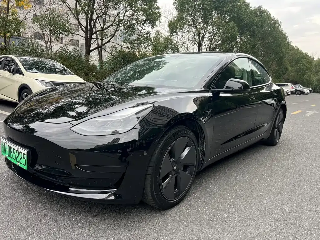 Tesla Model 3 — фото 1