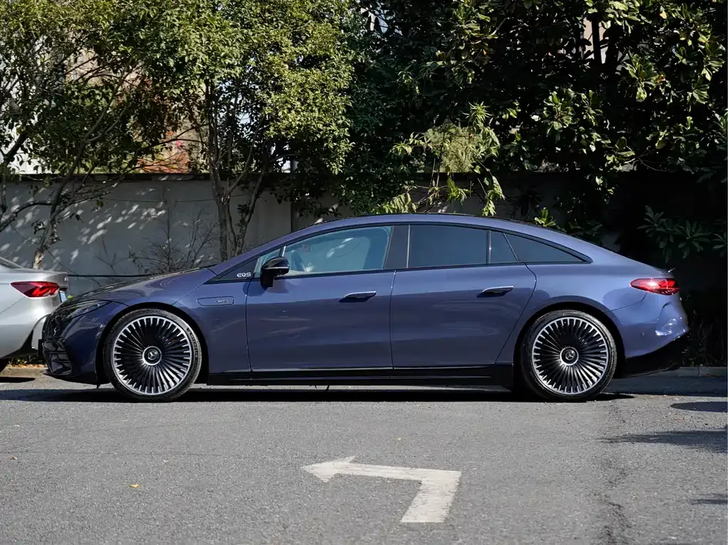 Mercedes-Benz EQS AMG — фото 10
