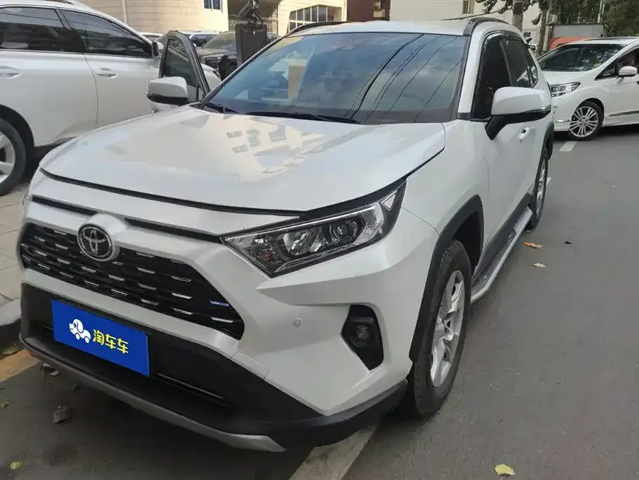 Toyota RAV4 — фото 1