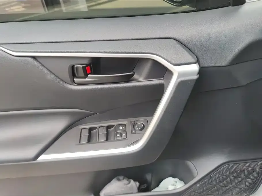 Toyota RAV4 — фото 4