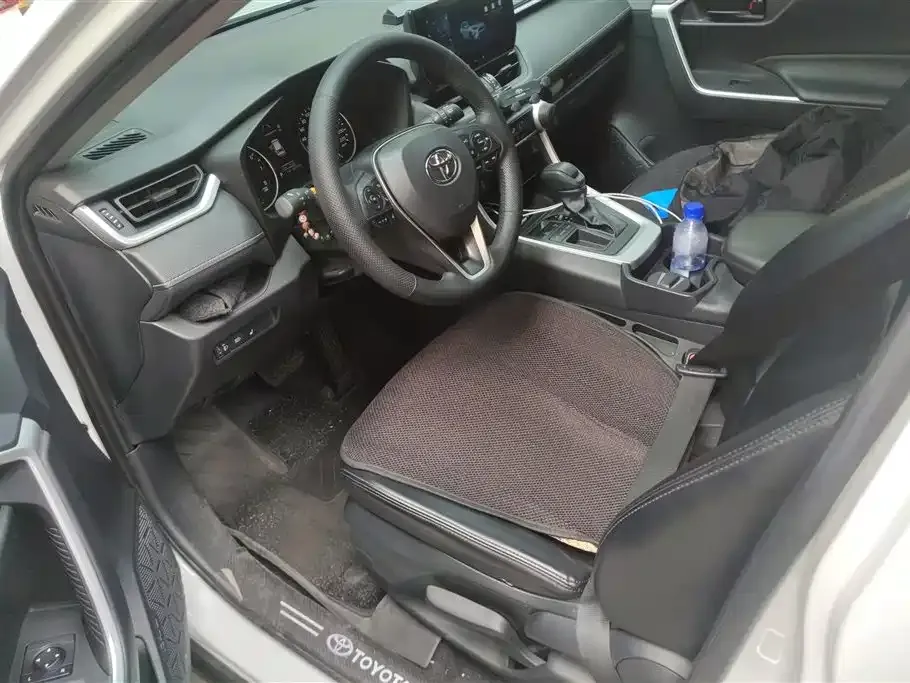 Toyota RAV4 — фото 8
