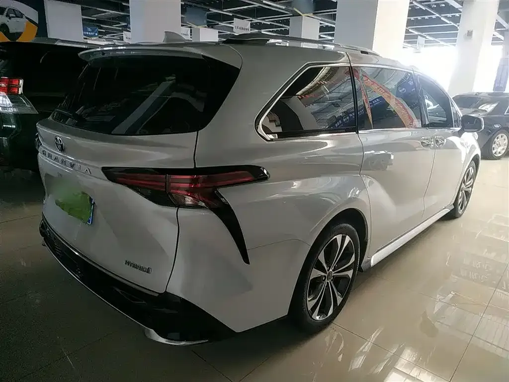 Toyota Granvia — фото 7