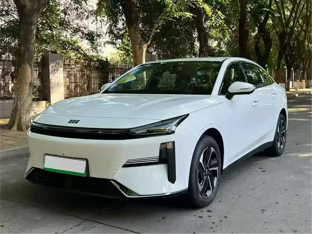 Geely Galaxy L6 — фото 1