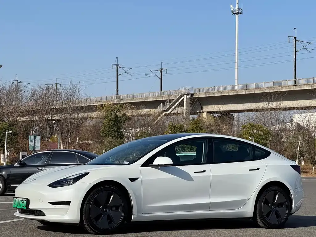 Tesla Model 3 — фото 1