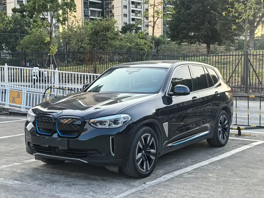 BMW iX3 — фото 1