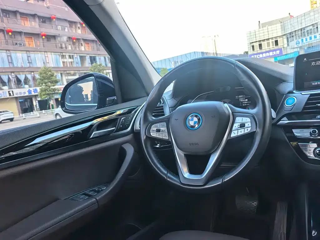 BMW iX3 — фото 9
