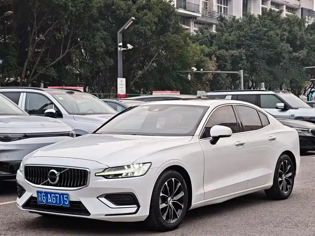Volvo S60 — фото 1