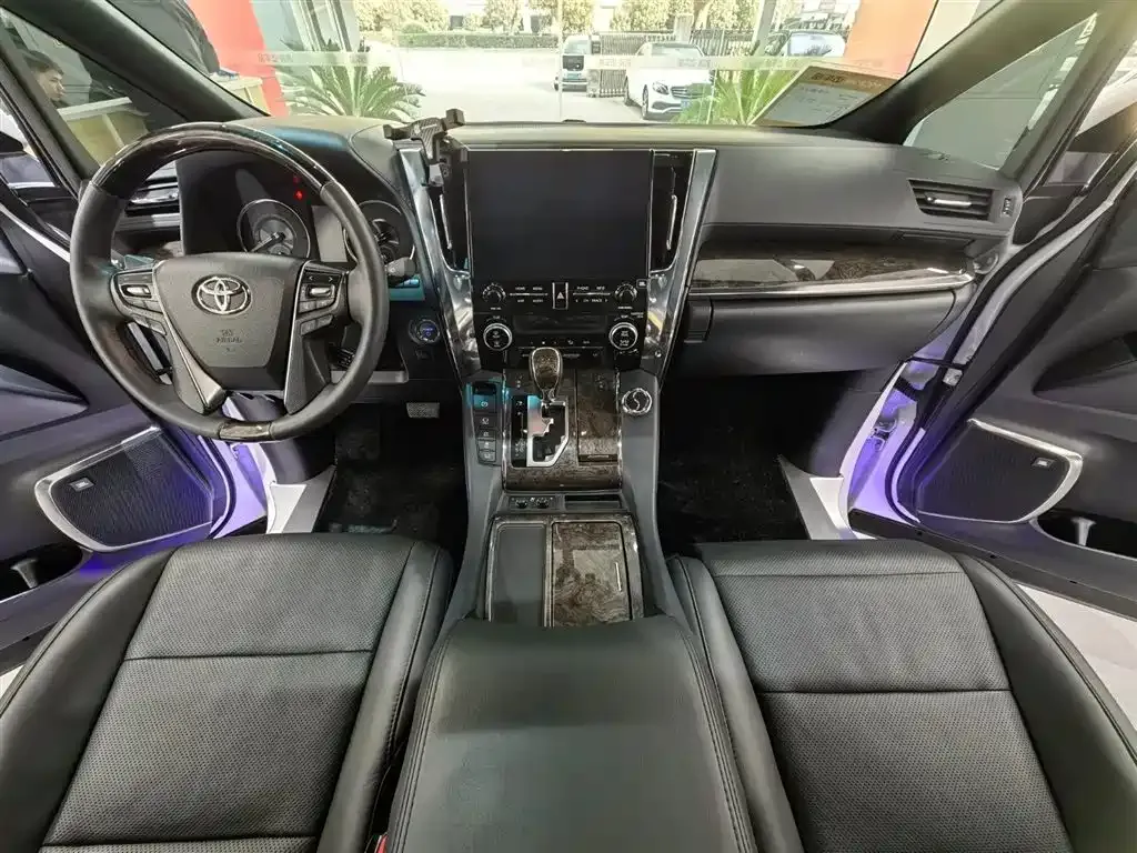 Toyota Alphard — фото 8