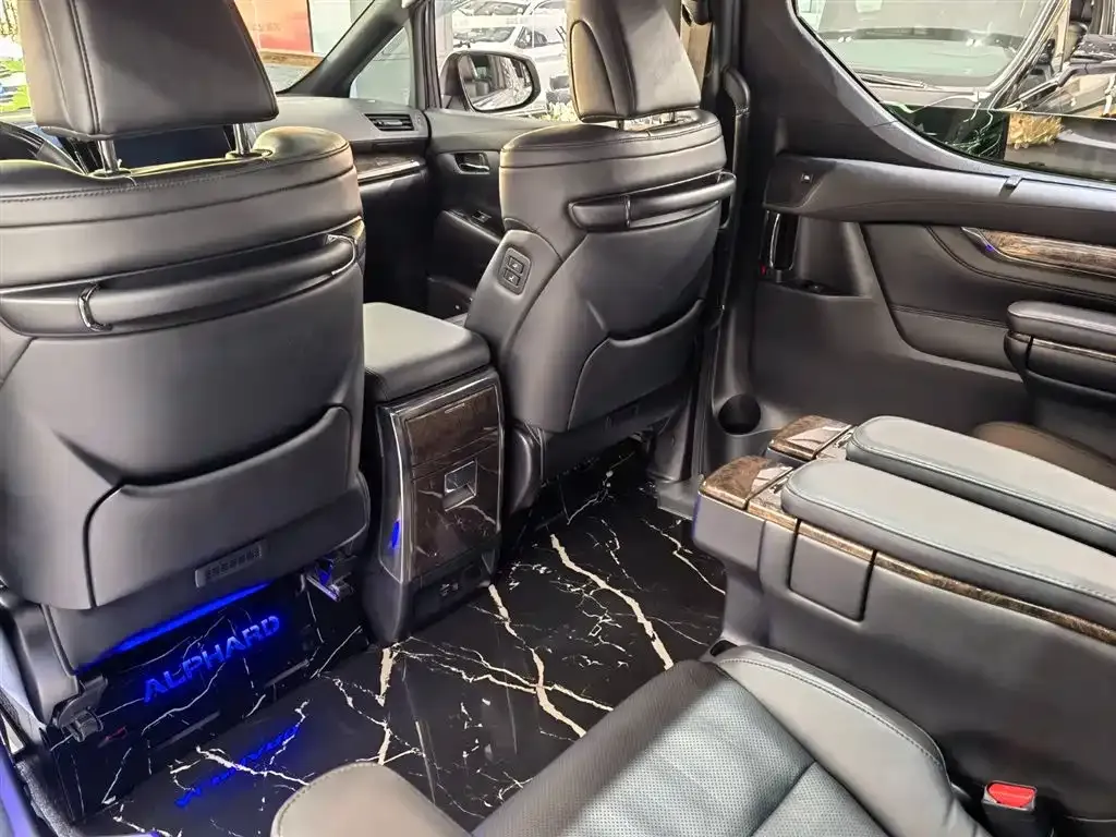 Toyota Alphard — фото 10