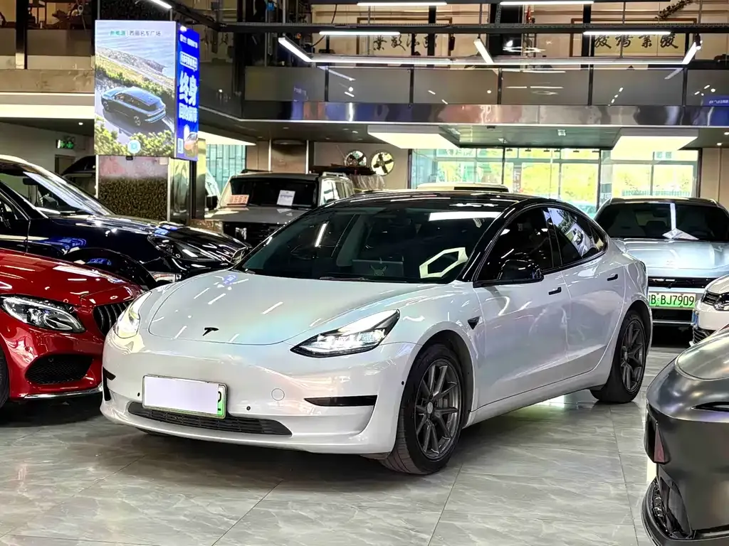 Tesla Model 3 — фото 1