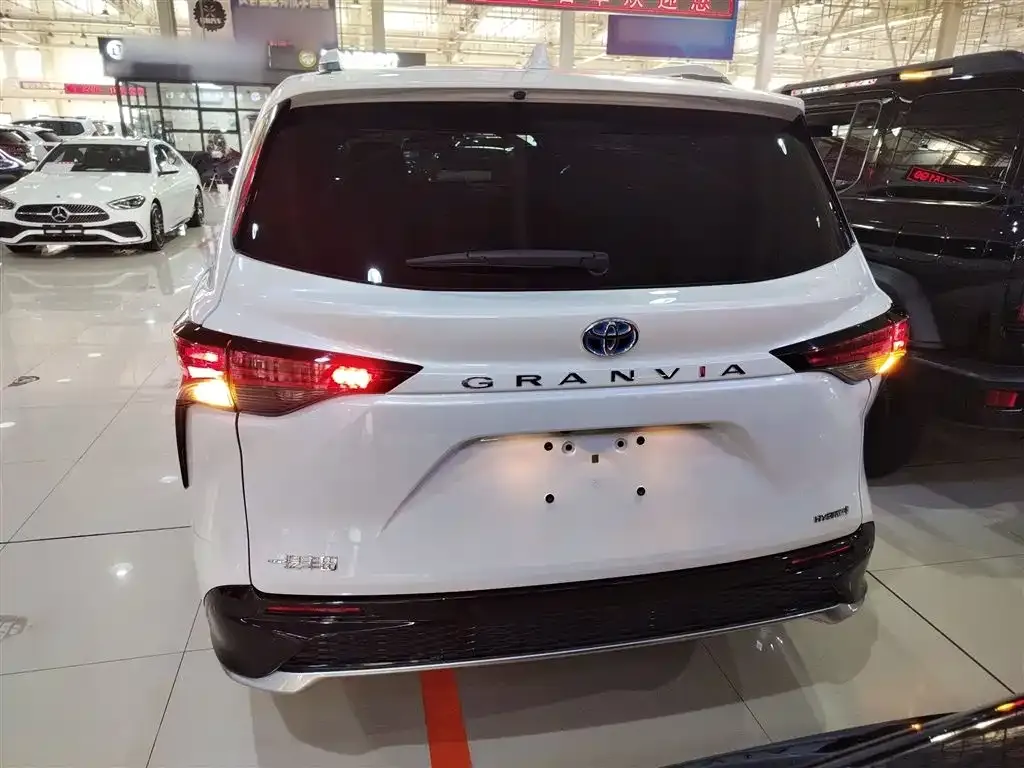 Toyota Granvia — фото 9