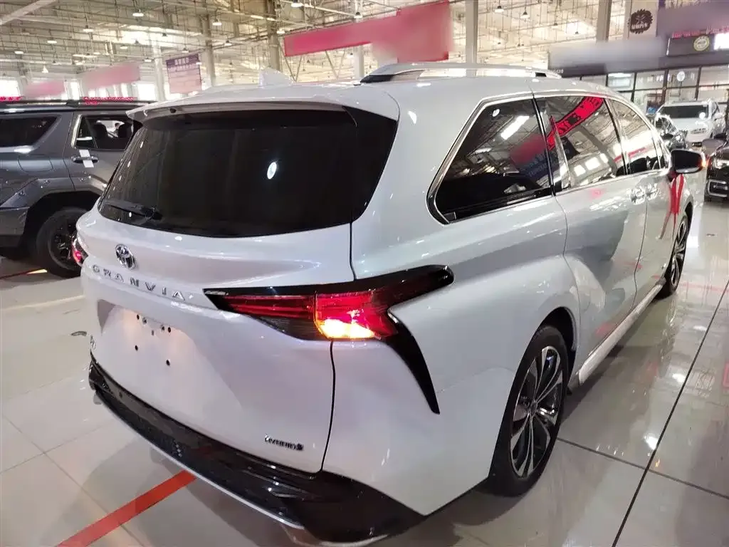 Toyota Granvia — фото 6